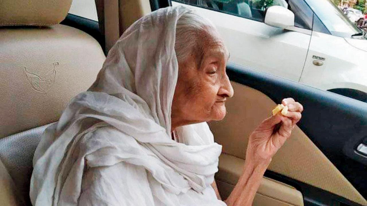 કંચનબા બહાર જાય ત્યારે કારમાં બેસીને ફ્રેન્ચ ફ્રાઇઝનો પણ સ્વાદ માણી લે છે