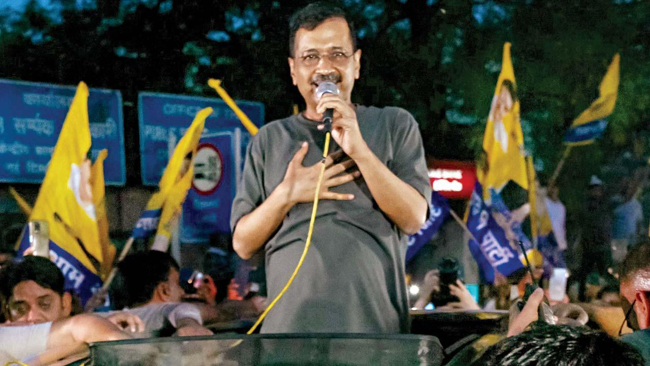 ગઈ કાલે જેલમાંથી છૂટ્યા પછી સમર્થકોને સંબોધન કરતા અરવિંદ કેજરીવાલ.