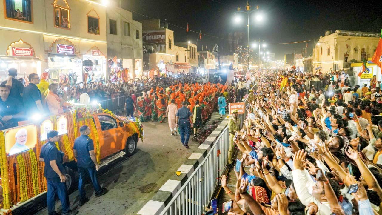 ગઈ કાલે અયોધ્યામાં નરેન્દ્ર મોદીના રોડ શો વખતે ઊમટી પડેલી જનમેદની.