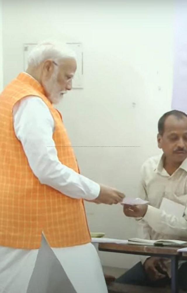 વહેલી સવારે જ મોદી વોટિંગ માટે મતદાન મથકે પહોંચી ગયા હતા. તેમના ચહેરા પર અલગ જ જોશ હતો.