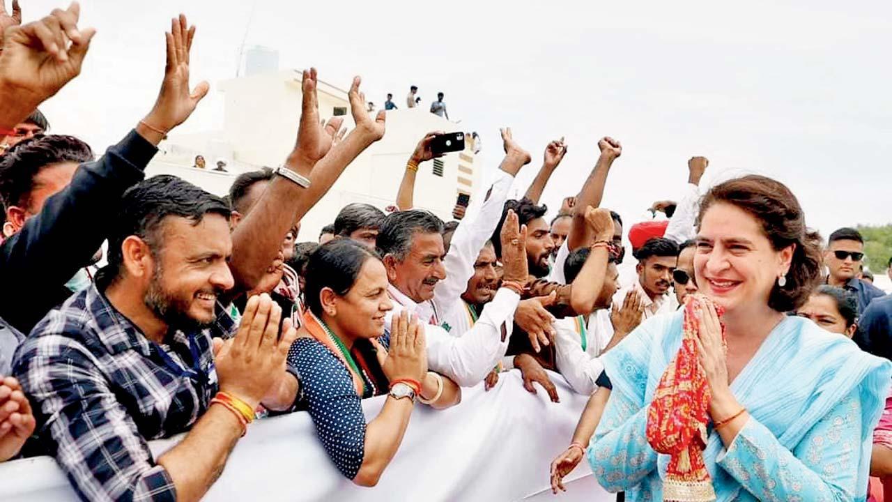 પ્રિયંકા ગાંધીની સભામાં ઊમટેલા ગ્રામજનો.