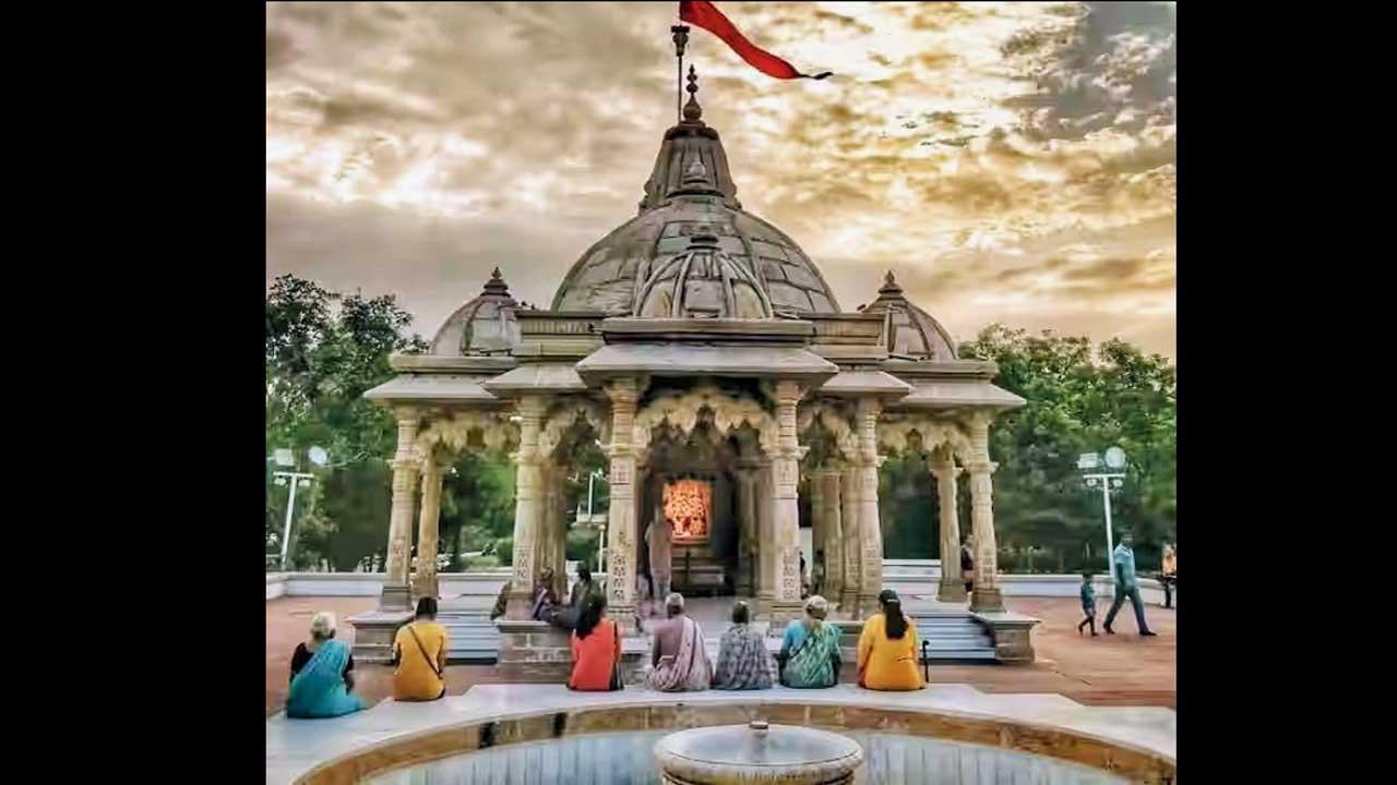 રિલાયન્સ ગ્રીન્સ નામની કૉલોનીમાં મંદિર