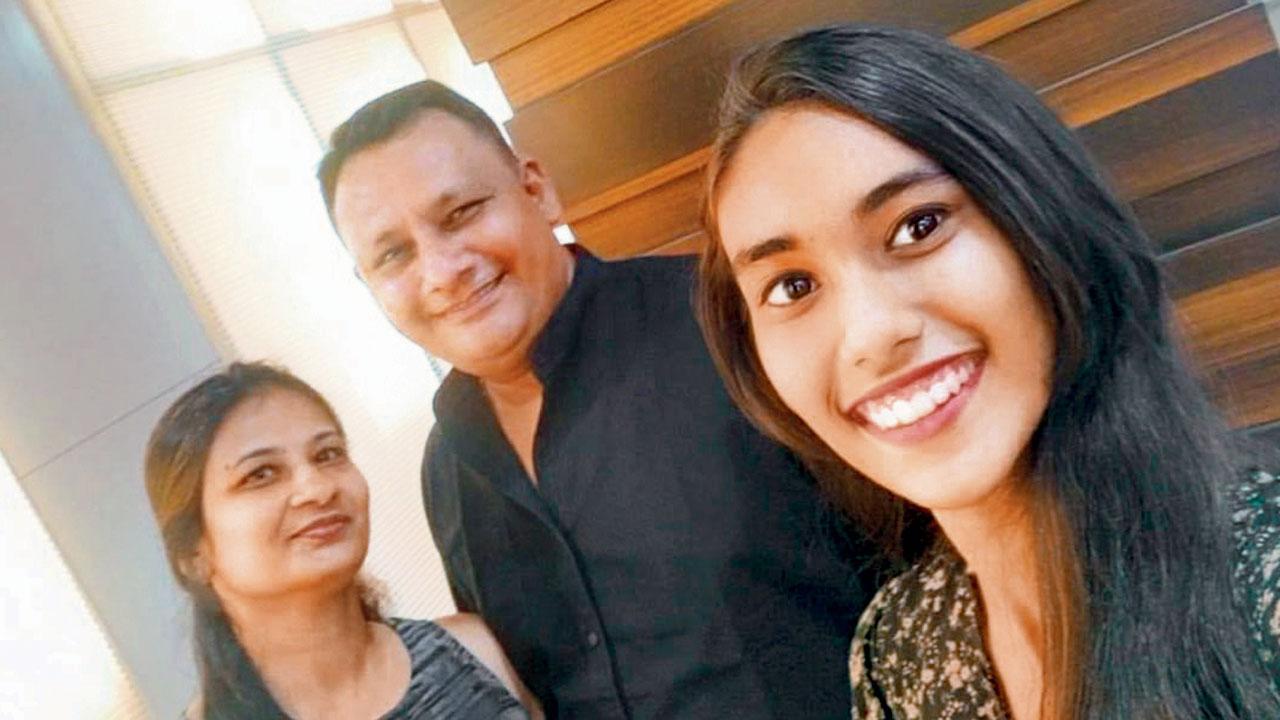 નાલાસોપારાના તારાચંદ વીંછીવોરા તેમની પત્ની અને પુત્રી સાથે