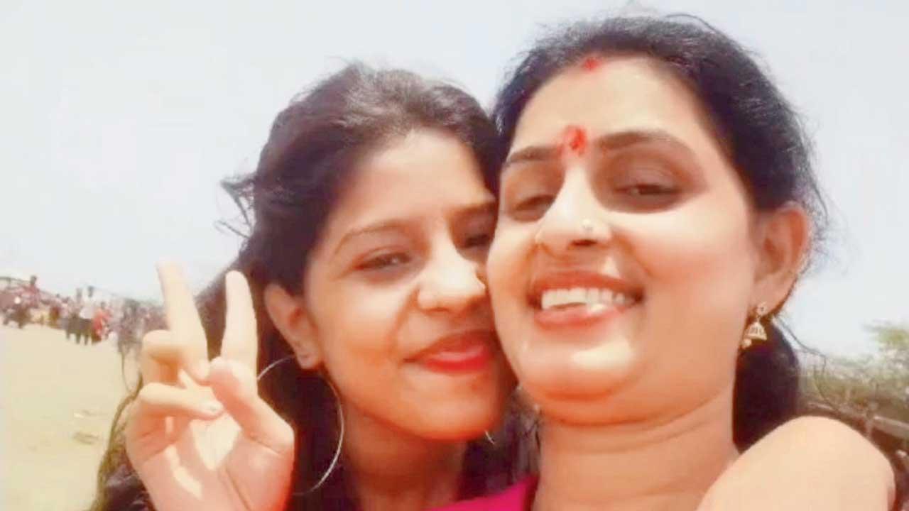 ઉષા જેઠવા તેમની પુત્રી સ્નેહા સાથે