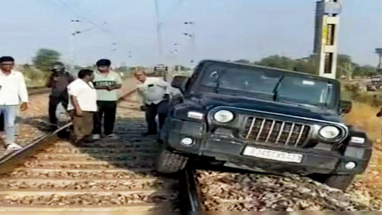 રીલ બનાવવા માટે થાર સ્પોર્ટ્સ યુટિલિટી વેહિકલ (SUV) રેલવે-ટ્રૅક પર ચડાવી