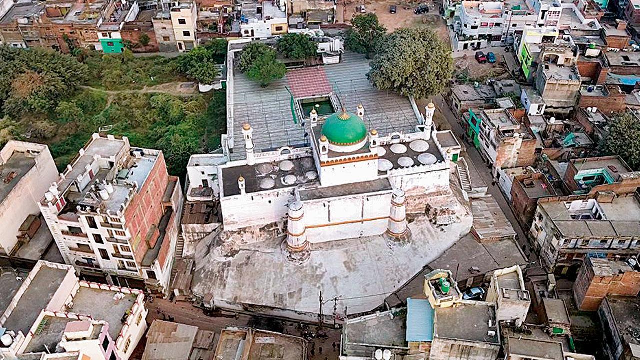 સંભલની શાહી જામા મસ્જિદનો એરિયલ વ્યુ.