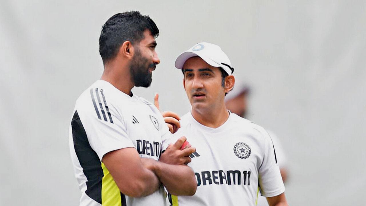 પ્રૅક્ટિસ દરમ્યાન ગઈ કાલે ભારતીય ટીમનો હેડ કોચ ગૌતમ ગંભીર સાથે વાતચીત કરી રહેલો ઑસ્ટ્રેલિયા સામેની પહેલી ટેસ્ટનો કૅપ્ટન જસપ્રીત બુમરાહ.