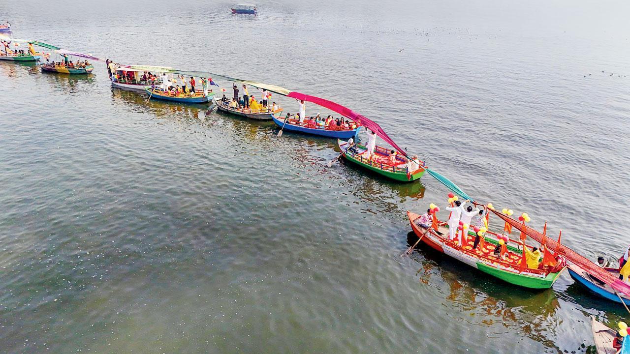 યમુનાજીમાં ચૂંદડી મનોરથ કરવામાં આવ્યો