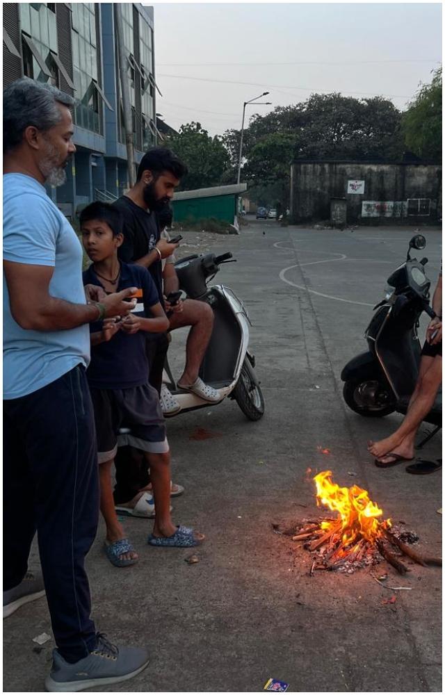વહેલી સવારે પડતી ઠંડીથી બચવા વડાલાના કેટલાક યંગટર્સ તાપણું કરી રહ્યા છે.
