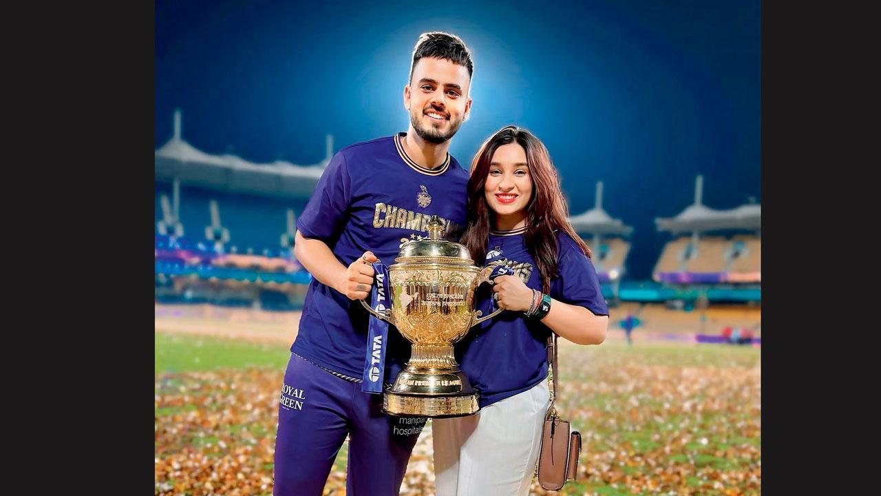 IPL 2024માં ચૅમ્પિયન બન્યા બાદ ટ્રોફી સાથે નીતીશ અને તેની પત્નીનો ફાઇલ ફોટો