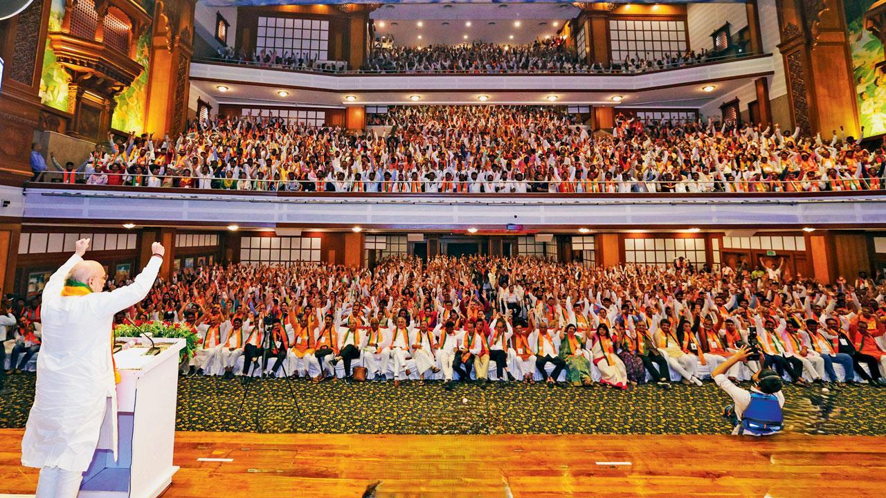 ગઈ કાલે દાદરના યોગી સભાગૃહમાં BJPના પદાધિકારીઓ અને કાર્યકર્તાઓને સંબોધન કરતા અમિત શાહ.