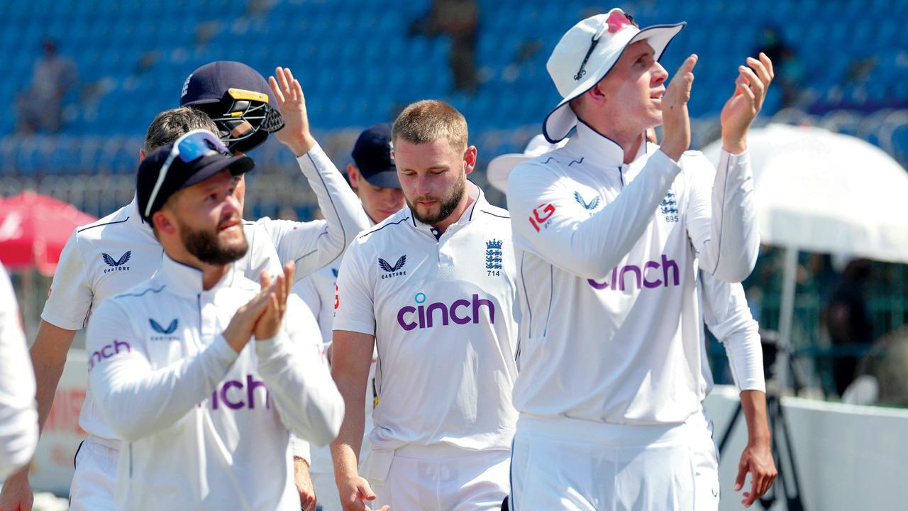 ગઈ કાલે પાકિસ્તાનને હરાવ્યા પછી પ્રેક્ષકોનું અભિવાદન ઝીલી રહેલા ઇંગ્લૅન્ડના પ્લેયર