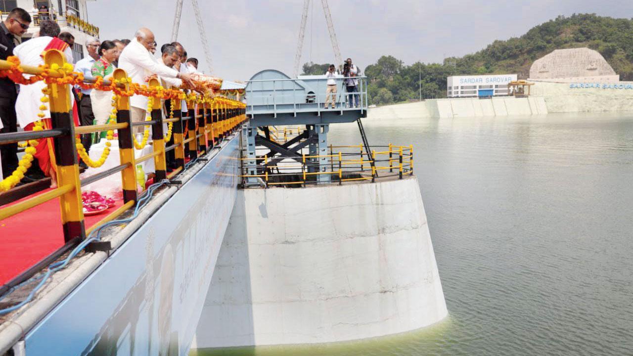 કેવડિયા કૉલોની એકતાનગર ખાતે સરદાર સરોવર ડૅમ સંપૂર્ણ ભરાઈ જતાં નર્મદા નદીનાં નીરને ગુજરાતના મુખ્ય પ્રધાન ભૂપેન્દ્ર પટેલે વધાવ્યાં હતાં. 