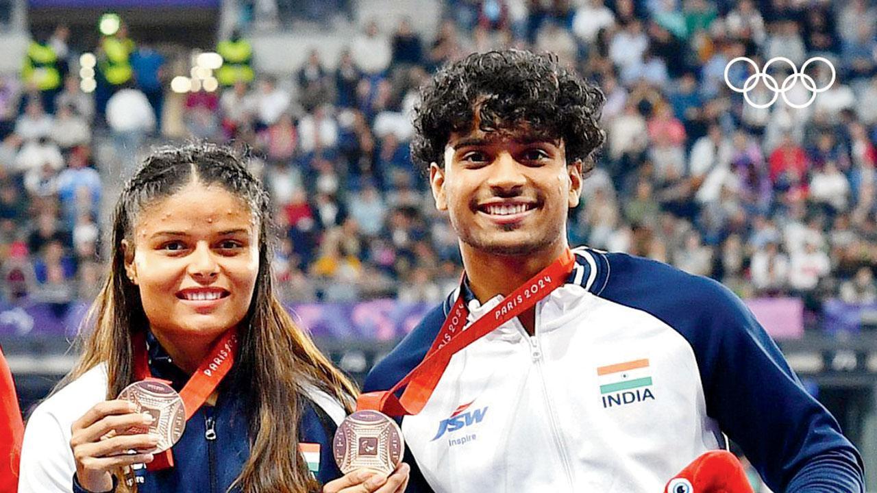 સિમરનની સાથે ગાઇડ અભય સિંહને પણ મળ્યો મેડલ.