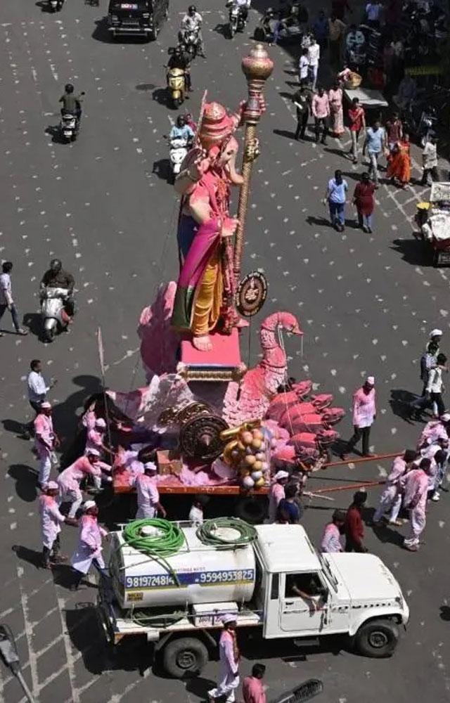 'ગણપતિ બાપ્પા મોરિયા, પુઢચ્યા વર્ષી લવકર યા' ના નાદ સાથે ગણપતિ બાપ્પાની શોભાયાત્રાઓ શરૂ થઈ, ગણપતિ બાપ્પાને વિદાય આપવા ભક્તો મોટી સંખ્યામાં એકઠા થયા હતા.