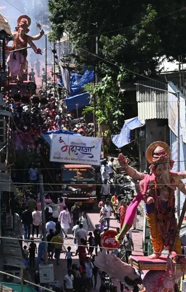 ભીડ શેરીઓમાં ભરાઈ ગઈ, ખાસ કરીને ગિરગાંવ બીચ તરફ જતો મુખ્ય માર્ગ, છેલ્લી વાર જટિલ રીતે શણગારેલી મૂર્તિઓને જોવા આતુર.