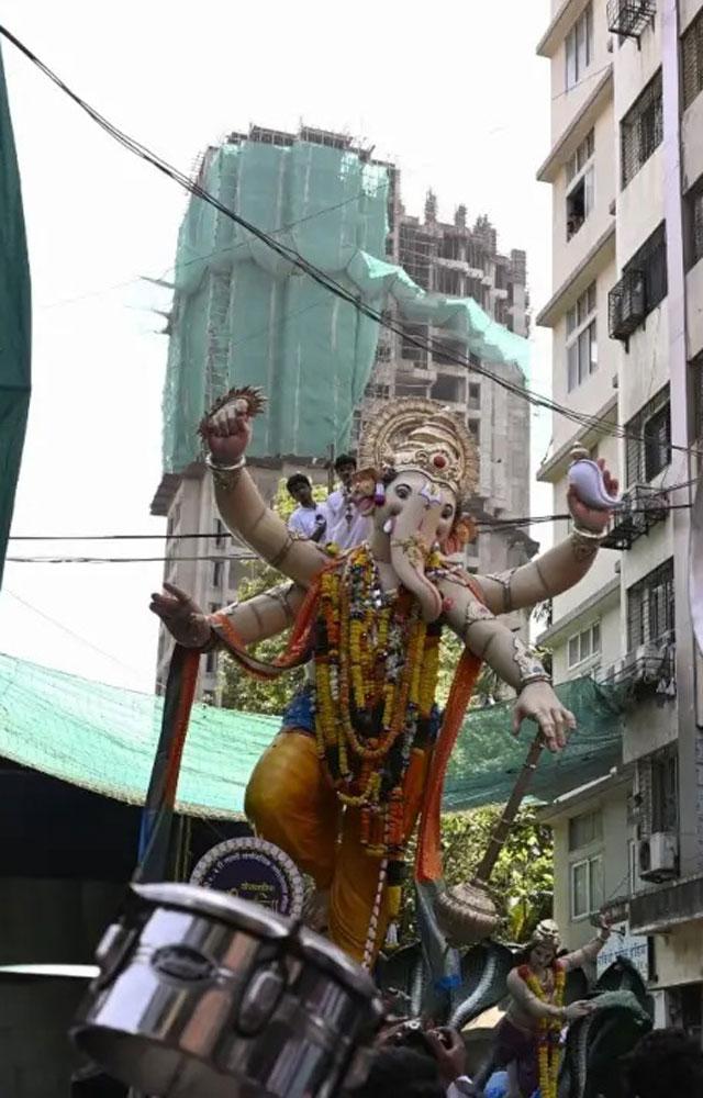 સુરક્ષા સુનિશ્ચિત કરવા માટે, ગિરગાંવ ચોપાટી, દાદર, બાંદ્રા, જુહુ, વર્સોવા, પવઇ તળાવ અને માધ આઇલેન્ડ જેવા મુખ્ય નિમજ્જન સ્થળો પર ડ્રોન દેખરેખ રાખવામાં આવી હતી.