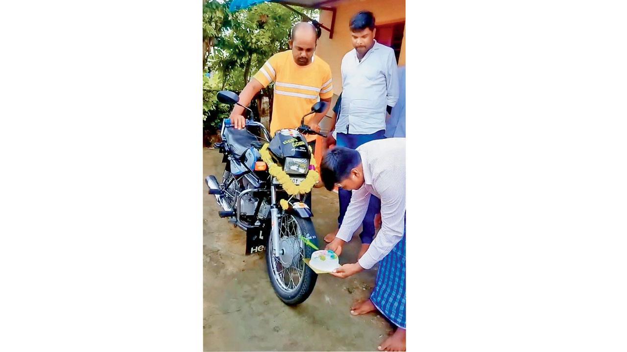 આ ભાઈએ બાઇકનો બર્થ-ડે મનાવીને બાઇક પાસે કેક પણ કપાવી