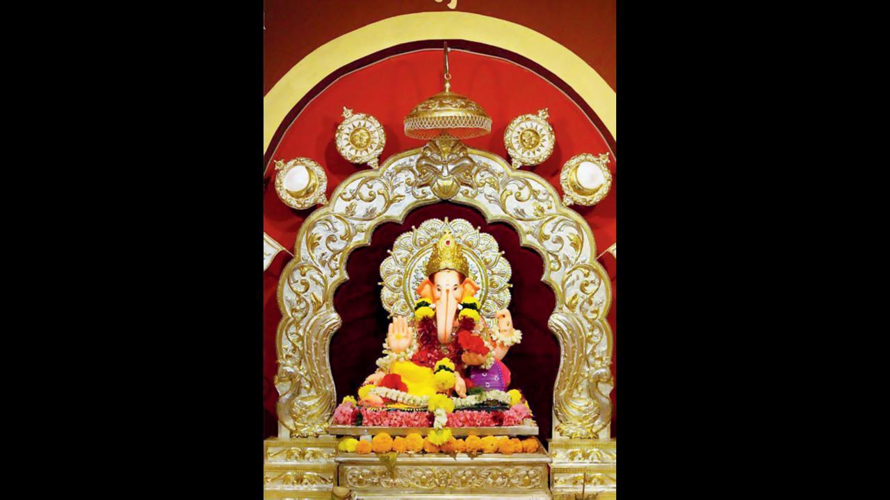 મંદિરના ગર્ભગૃહમાં પૂજારી જ પૂજા કરે. બાકી બહારથી જ દર્શન કરવાનાં. અંદર જવું હોય તો સ્વચ્છ બની પીતાંબર પહેરીને જ અંદર જઈ શકાય.