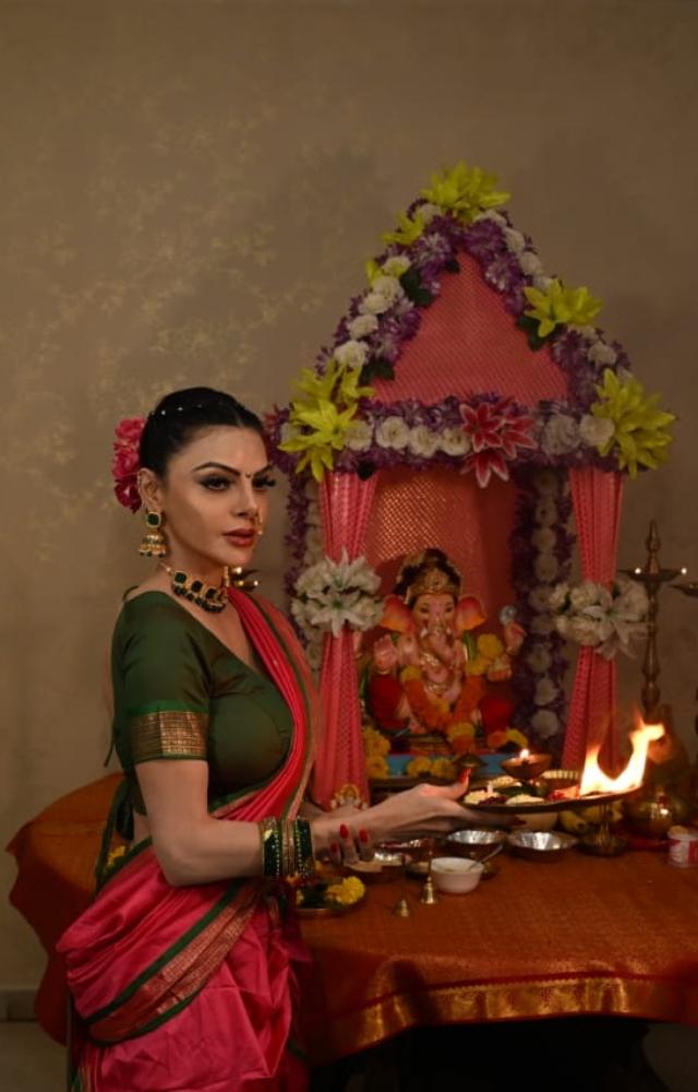 અભિનેત્રી શર્લિન ચોપડાના ઘરે ગણપતિ બાપ્પા પધાર્યા છે.