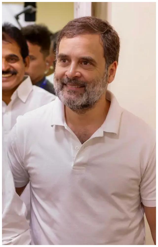 કૉંગ્રેસ અધ્યક્ષ મલ્લિકાર્જુન ખડગે અને પાર્ટીના પૂર્વ અધ્યક્ષ રાહુલ ગાંધીએ મંગળવારે દિલ્હીમાં AICC સચિવો અને સંયુક્ત સચિવો સાથે બેઠક કરી