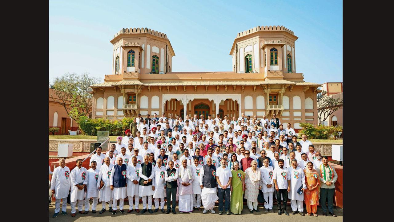 કૉન્ગ્રેસ વર્કિંગ કમિટીના સભ્યોએ સરદાર સ્મારક આગળ તસવીર પડાવી.