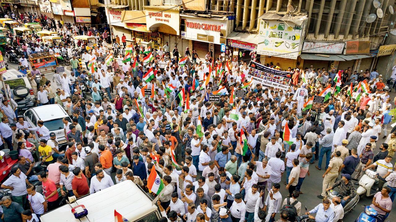 અમદાવાદમાં ૮૯૦ બંગલાદેશીઓની જાણે રૅલી નીકળી