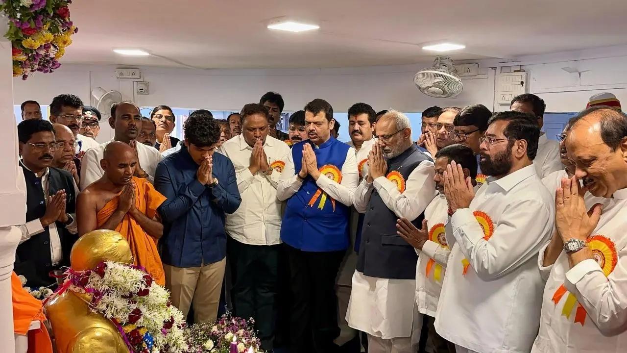 મહારાષ્ટ્રમાં નેતાઓએ મુંબઈમાં ચૈત્યભૂમિ ખાતે ડૉ. આંબેડકરને શ્રદ્ધાંજલિ અર્પણ કરી