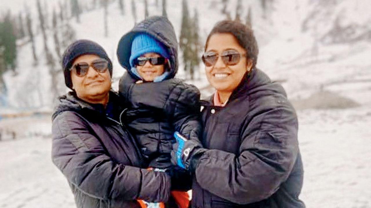 ભારત ભૂષણ નામનો સૉફ્ટવેર એન્જિનિયર તેની પત્ની સુજાતા અને ત્રણ વર્ષના દીકરા સાથે કાશ્મીર ફરવા ગયો હતો