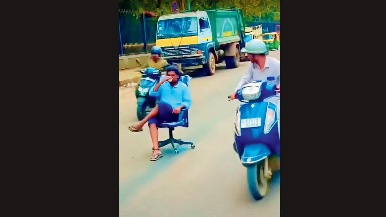 ૧૨ એપ્રિલે એક ભાઈ બૅન્ગલોરના ભરચક રસ્તાની વચ્ચે બપોરની ચા પીવા બેસી ગયા. 