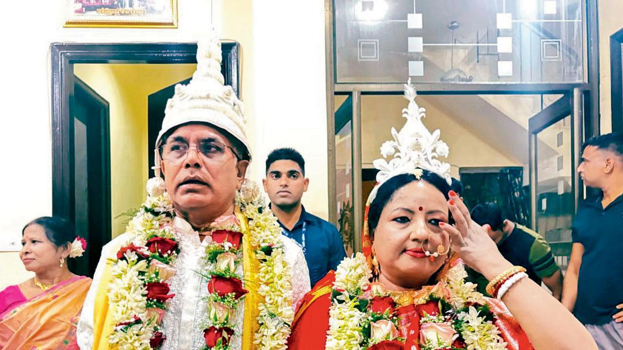 પશ્ચિમ બંગાળના દિગ્ગજ નેતા દિલીપ ઘોષે ગઈ કાલે ૬૦ વર્ષની ઉંમરે ૫૧ વર્ષની રિન્કુ મઝુમદાર સાથે સાદાઈથી લગ્ન કર્યાં હતાં.