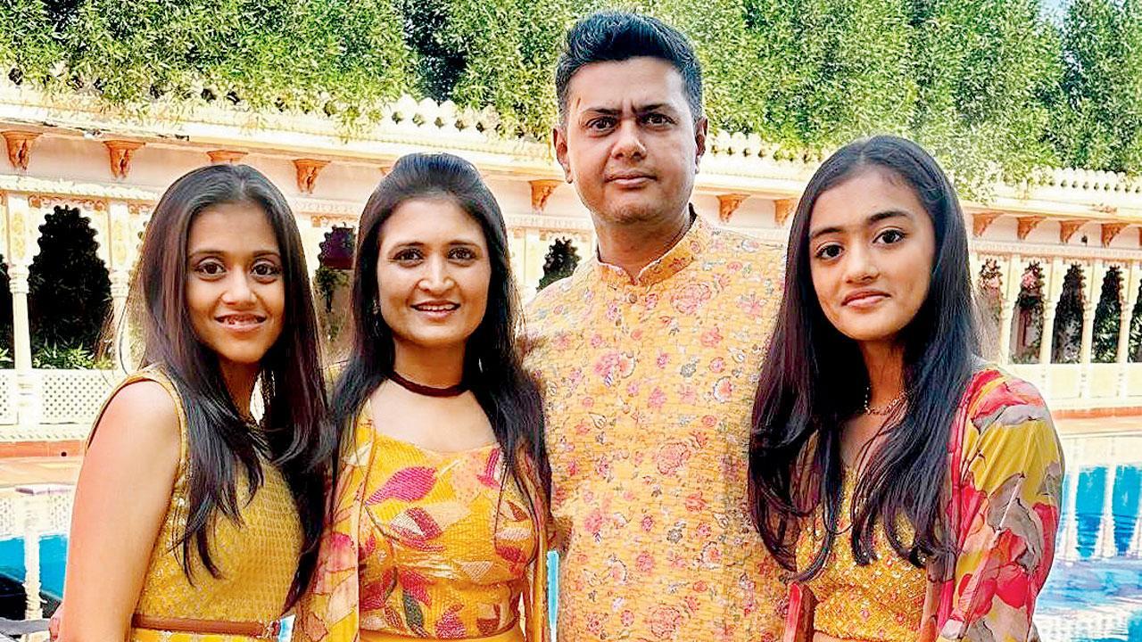 ​અરિહા તેની મમ્મી ટ્વિન્કલ, પપ્પા રોહિત અને બહેન અહાના સાથે.