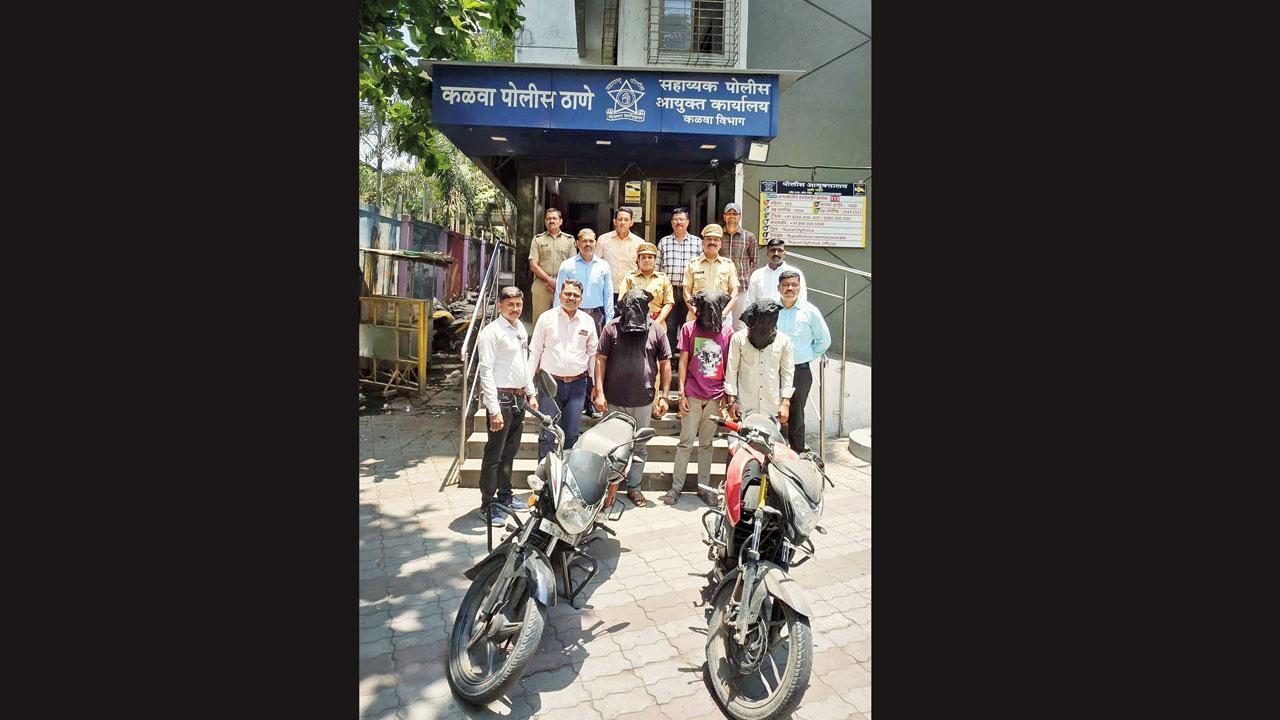 લૂંટના કેસમાં ધરપકડ કરેલા આરોપી સાથે કલવા પોલીસ.