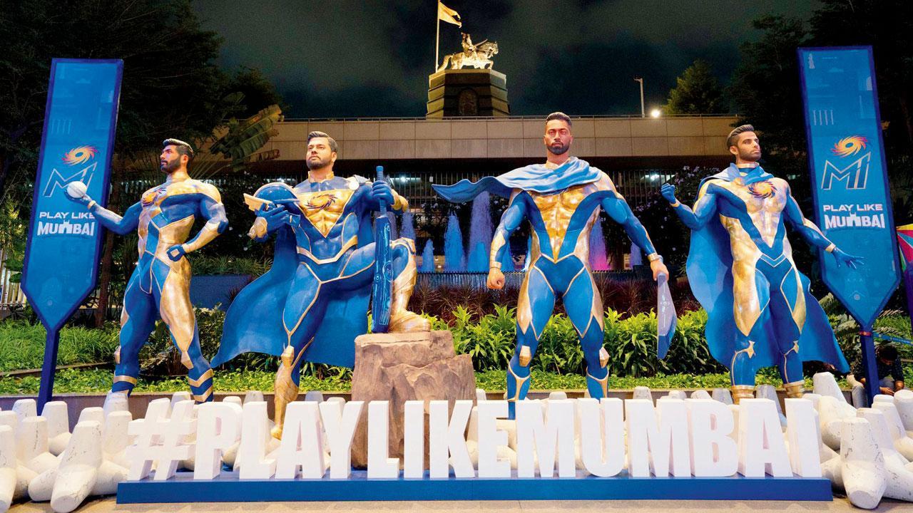 મુંબઈ ઍરપોર્ટ પર લાગ્યાં મુંબઈના પ્લેયર્સનાં સુપરમૅન જેવાં સ્ટૅચ્યુ