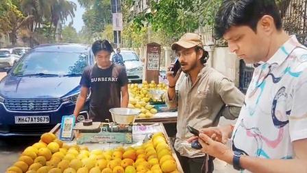 મહાવીરનગરમાં કેરી વેચી રહેલા ફેરિયાનું આધાર કાર્ડ ચેક કરી રહેલા MNSના પદાધિકારી યશવંત હાડગે.