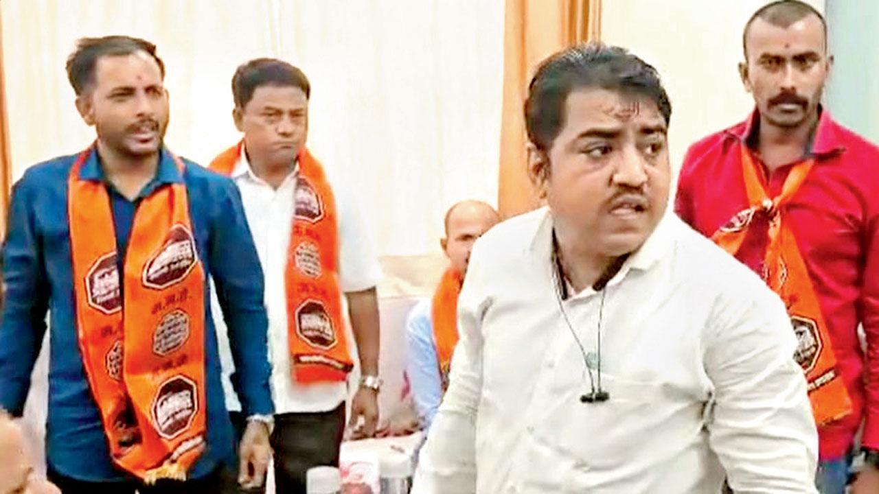 વિદ્યાર્થિનીઓની છેડતી કરતા BMCની સ્કૂલના શિક્ષકને MNSએ ચખાડ્યો મેથીપાક