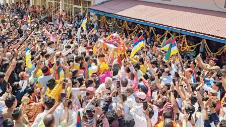ગઈ કાલે ઉખીમઠથી બાબા કેદારનાથની પંચમુખી ડોલી નીકળી ત્યારે ભેગા થયેલા ભક્તો.