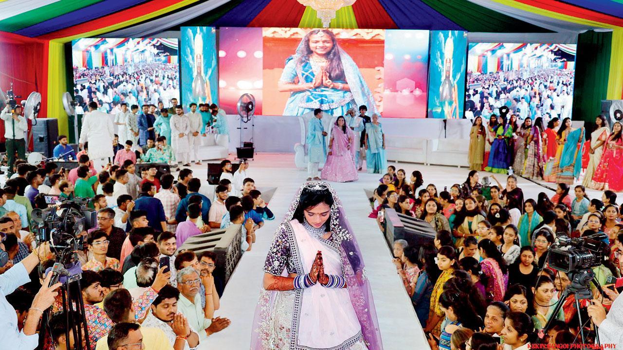 મંગળવારે વિરતિબહેન ગડાના નેમપથ પંચાન્હિકા સંયમ મહોત્સવના વિદાય સમારંભ આયોજનમાં હજારોની સંખ્યામાં લોકો ભેગા થયા હતા.