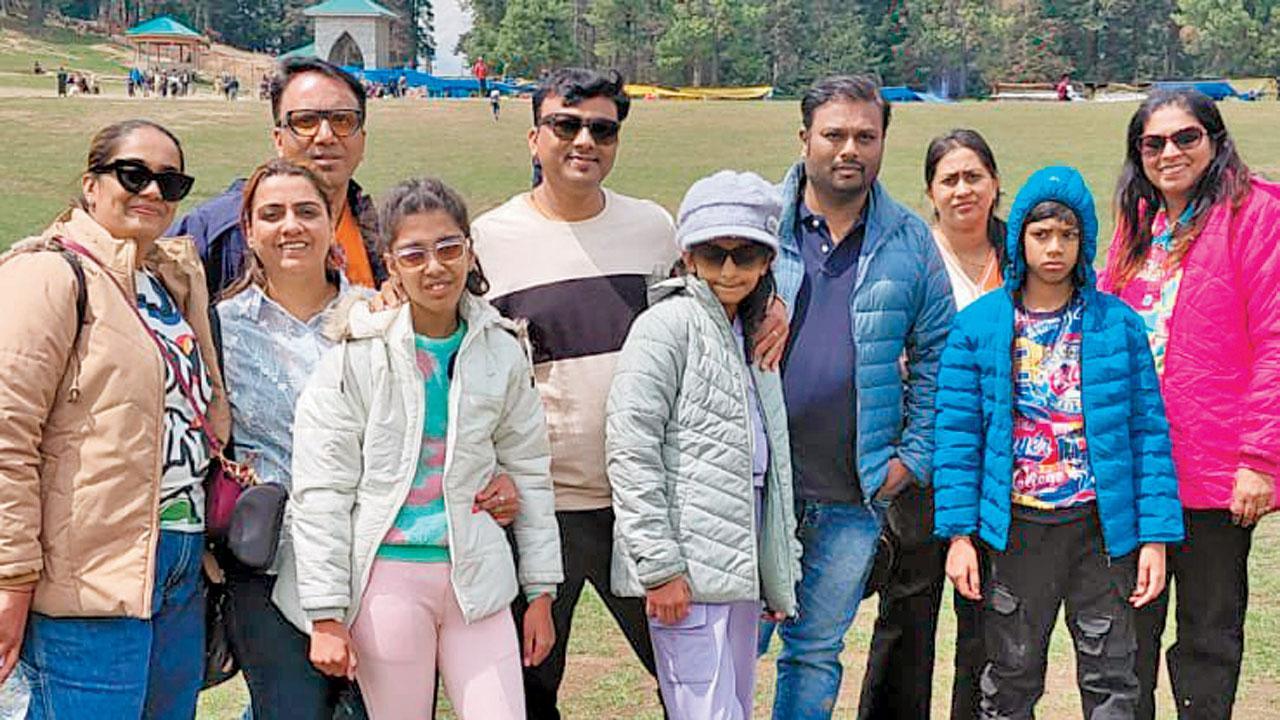 વિધિ દોશી અને તેમના પરિવારજનો અને મિત્રો.