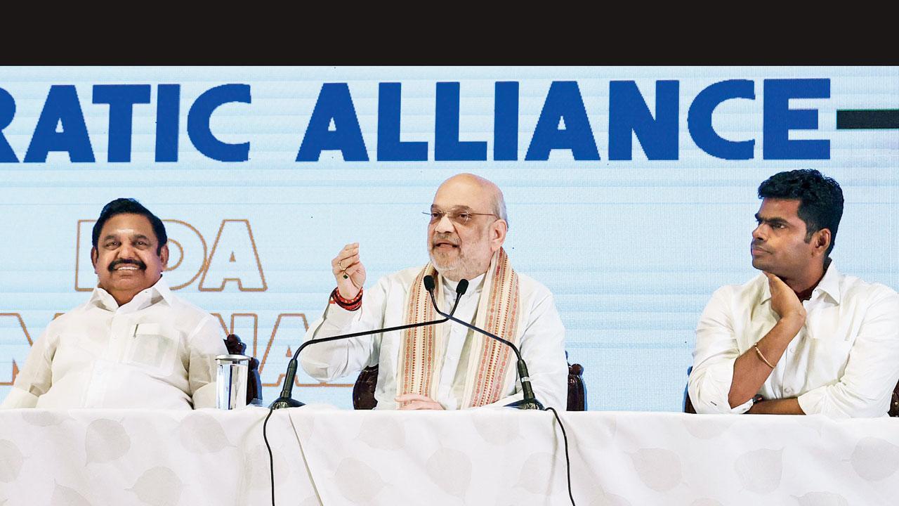 ગઈ કાલે ચેન્નઈમાં AIADMKના જનરલ સેક્રેટરી પલાનીસ્વામી અને તામિલનાડુના BJPના નેતા કે. અન્નામલાઈ સાથે મીડિયાને સંબોધતા અમિત શાહ.