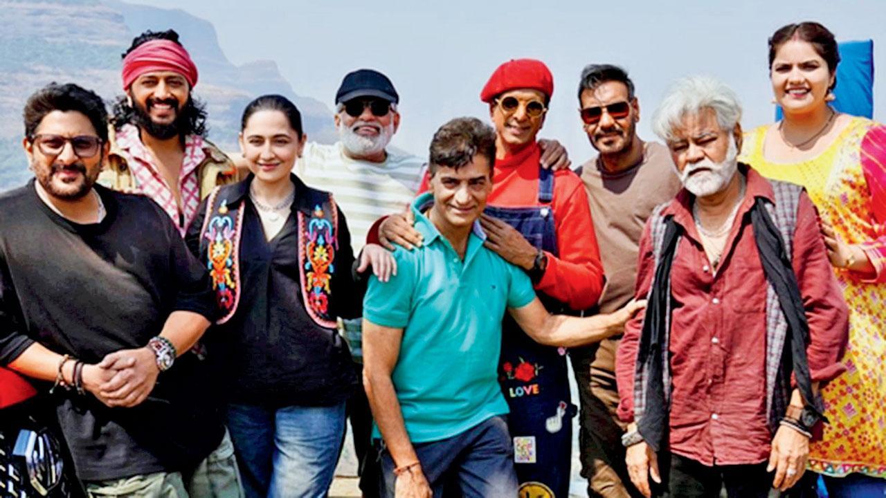 ‘ધમાલ 4’ ફિલ્મના કલાકારો અર્શદ વારસી, સંજીદા શેખ, જાવેદ જાફરી, અંજલિ આનંદ, સંજય મિશ્રા તેમ જ રિતેશ દેશમુખ અને ફિલ્મના ડિરેક્ટર ઇન્દ્રકુમાર સાથેનો ફોટો પોસ્ટ કરી