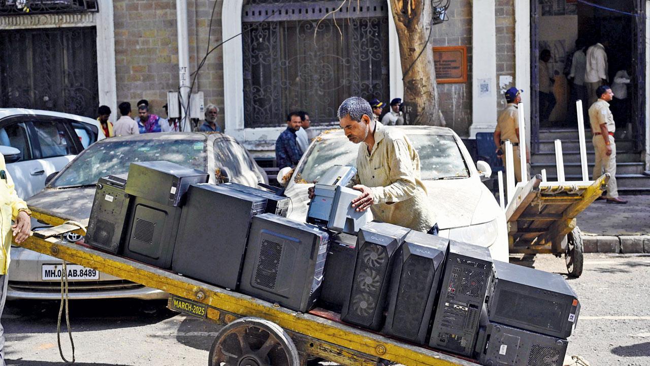 ગઈ કાલે કૈસર-એ-હિન્દ બિલ્ડિંગમાંથી EDની ઑફિસના મહત્ત્વના ડૉક્યુમેન્ટ્સ અને સામાન શિફ્ટ કરવામાં આવ્યા હતા. (તસવીરો : આશિષ રાજે)