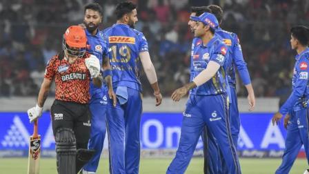 હૈદરાબાદમાં IPL 2025 ક્રિકેટ મેચ દરમિયાન સનરાઇઝર્સ હૈદરાબાદના ઇશાન કિશન મેદાનની બહાર જતા મુંબઈ ઇન્ડિયન્સના ખેલાડીઓ તેની વિકેટની ઉજવણી કરી રહ્યા છે. (તસવીર: પીટીઆઈ)