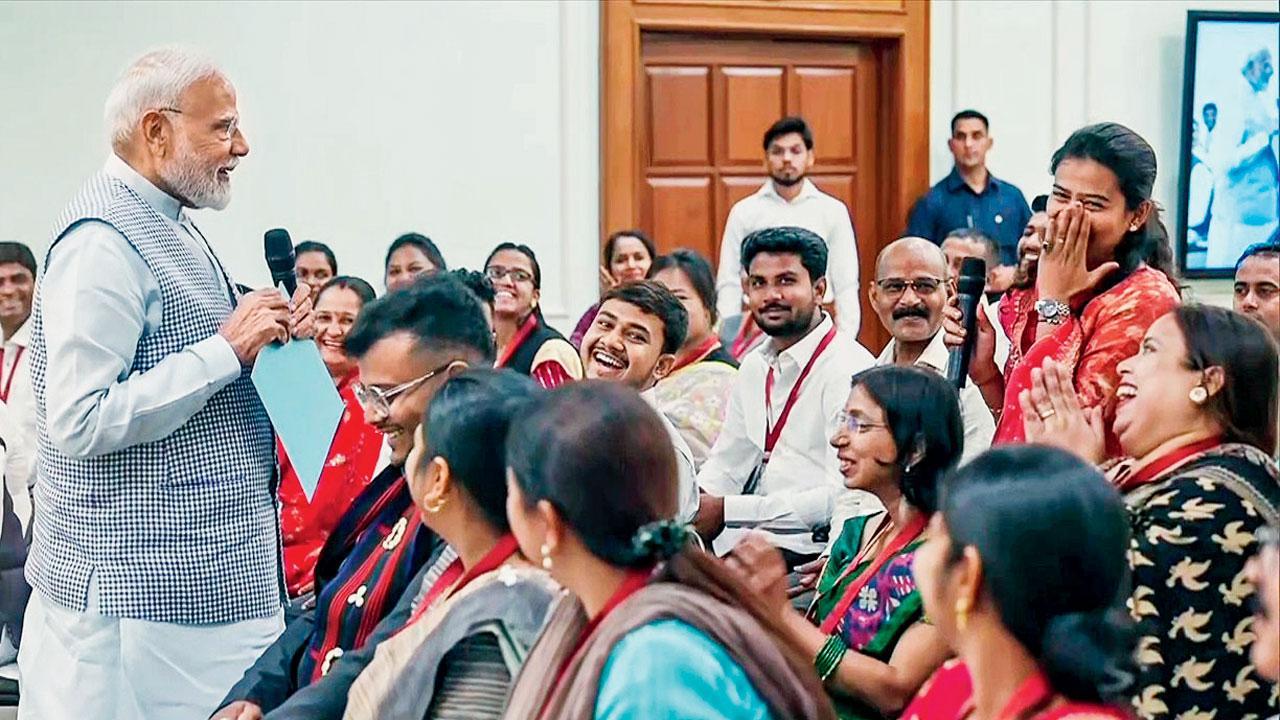 ગઈ કાલે દિલ્હીમાં મુદ્રા યોજનાના લાભાર્થીઓ સાથે સંવાદ કરતા નરેન્દ્ર મોદી.