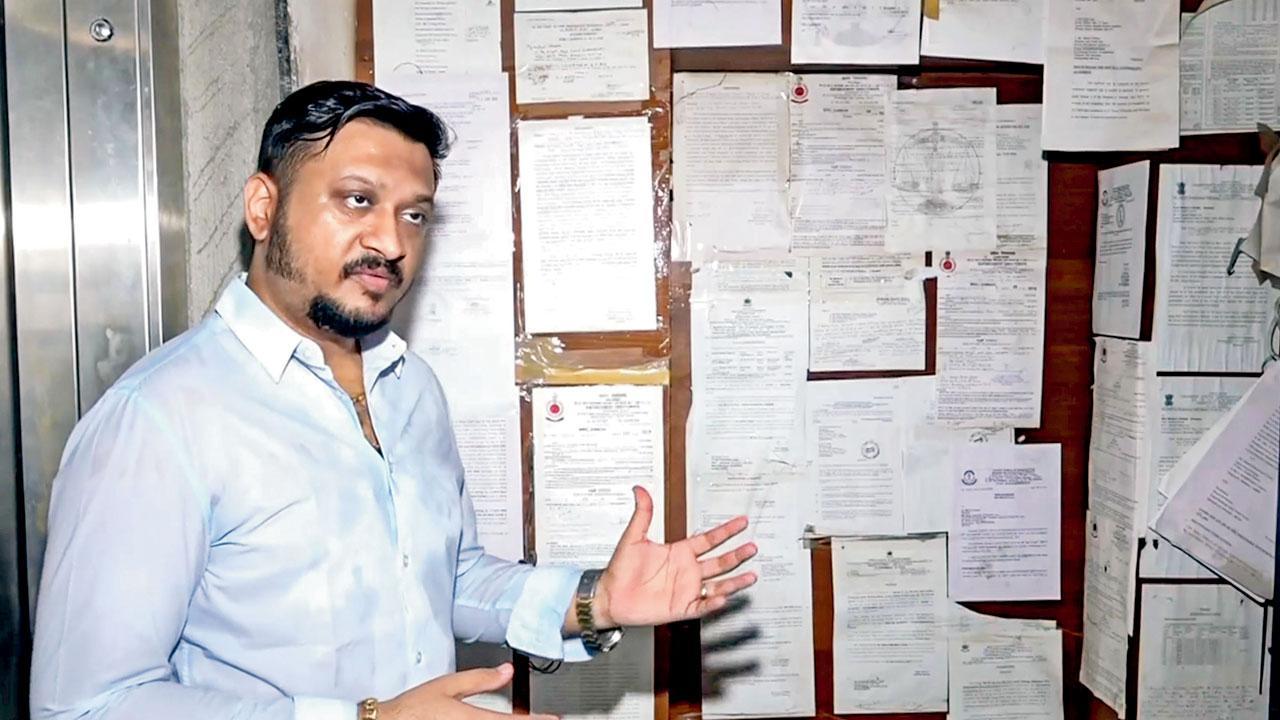 મેહુલ ચોકસીના ઘરની બહાર ચોંટાડવામાં આવેલી જુદી-જુદી નોટિસો.