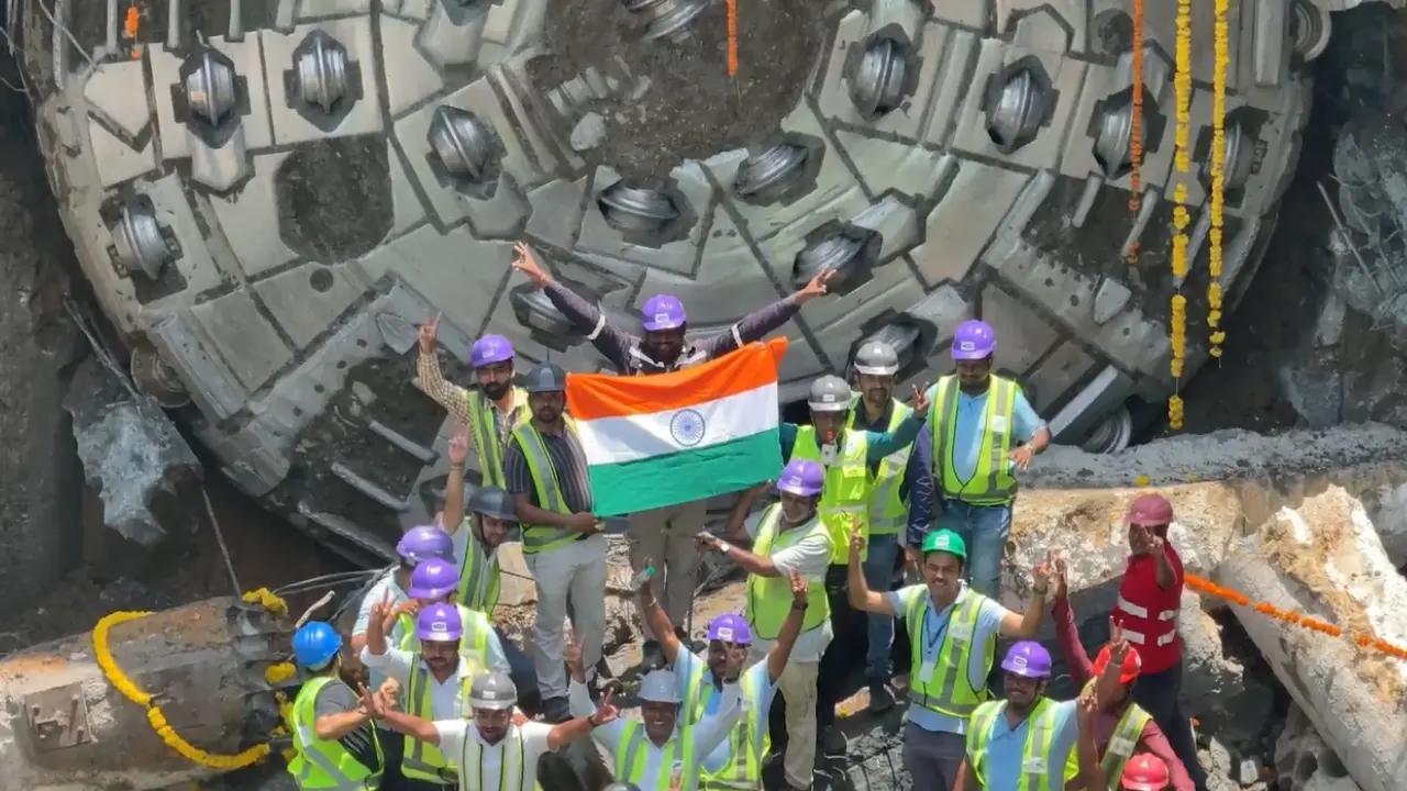 Photos: મુંબઈ મેટ્રો લાઇન 7A ટનલનું ખોદકામ સફળ રહ્યું, CM ફડણવીસે આપી શુભેચ્છા