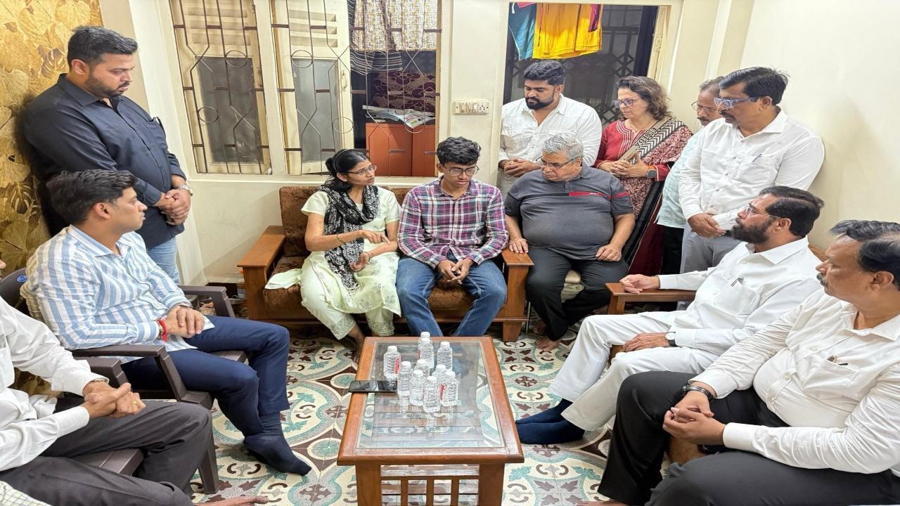 મહારાષ્ટ્રના નાયબ મુખ્યમંત્રી એકનાથ શિંદે રવિવારે ડોમ્બિવલીમાં પહલગામ આતંકવાદી હુમલાના પીડિતોમાંના એકના પરિવાર સાથે મુલાકાત કરી હતી.