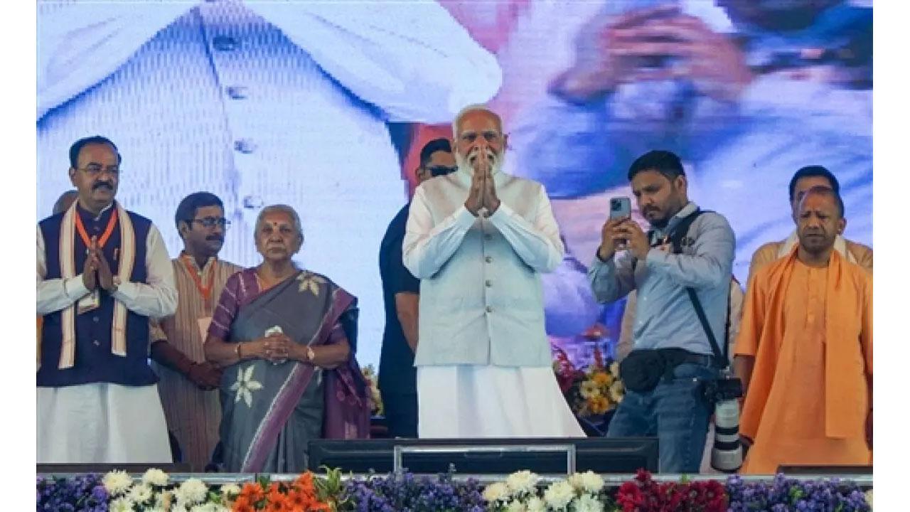 પીએમ મોદીએ વારાણસીમાં 3,880 કરોડ રૂપિયાના વિકાસ પ્રોજેક્ટ્સનો શુભારંભ કરાવ્યો