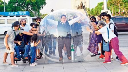 આઠ ફુટના બલૂનમાં શખ્સ