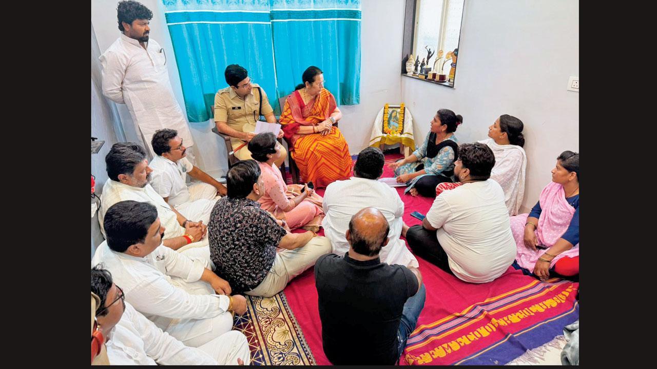 સાક્ષી કાંબળેના ઘરે આશ્વાસન આપવા ગઈ કાલે રા‌જ્યના વિધાન પરિષદનાં ઉપસભાપતિ નીલમ ગોર્હે ગયાં હતાં. 